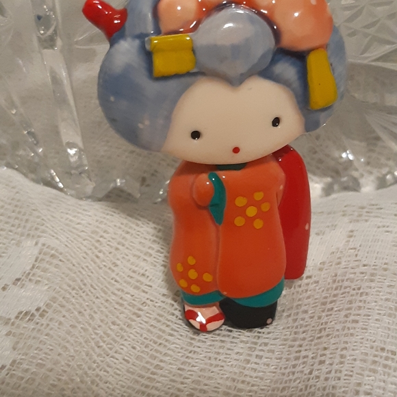 Asian Lady Brooch Vintage Ceramic 2⅛" Long Has A Few Scratches Red, Orange Green - Picture 7 of 8